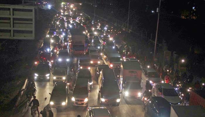 Protest over alleged police action brings Super Highway traffic to standstill in Karachi