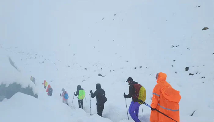 Hundreds of trekkers escape from blizzard-struck Everest in Tibet