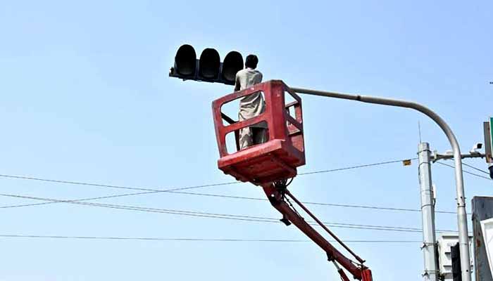 E-challan system faces challenges as ‘only 69 of 89 traffic signals functioning in Karachi’