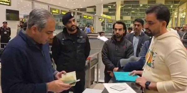 Pakistanis holding valid travel documents should not be offloaded from any aircraft: Mohsin