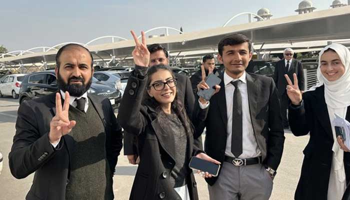 Supreme Court stays Imaan Mazari, husband’s trial in controversial tweets case