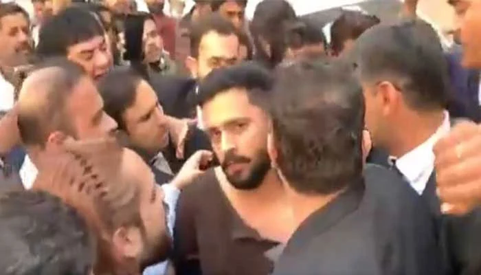 Rajab Butt lost Rs300,000 in cash during lawyers’ assault at Karachi court, claims counsel