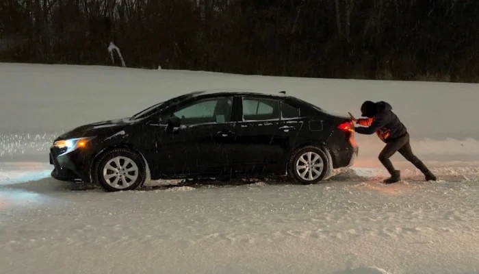 US storm leaves 230,000 without power, forces thousands of flight cancellations
