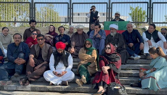 Opposition sit-in enters third day despite govt’s decision to shift Imran Khan to hospital