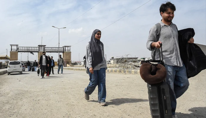 Pakistanis at remote border describe scramble to leave Iran