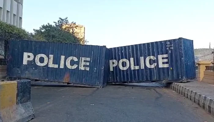Roads in Karachi closed for third day amid security alert