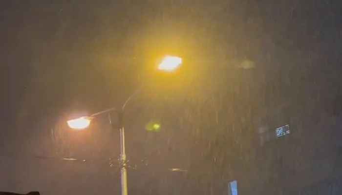 Moderate to heavy rain lashes parts of Karachi on second consecutive day