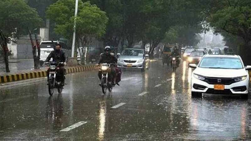 Thunderstorms sweep Karachi as fresh weather system brings heavy rain