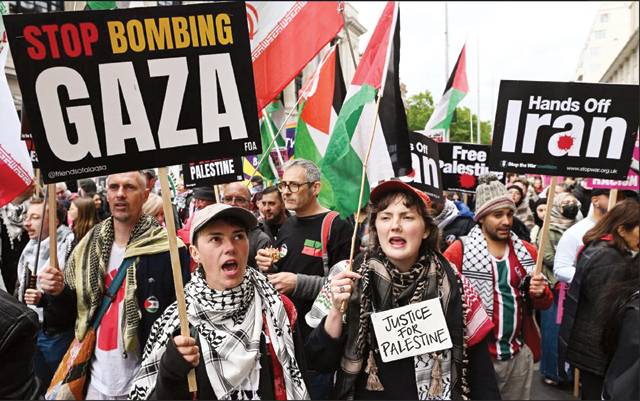 Tens of thousands join rival marches in London
