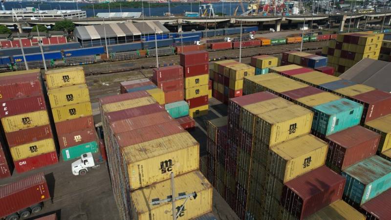 UK posts trade deficit of $28.1bn in April, above expectations