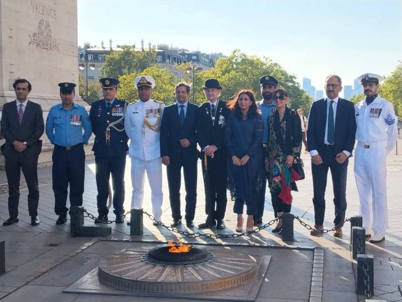 Ambassador of Pakistan rekindles flame at tomb of unknown soldier at the Arc de Triomphe