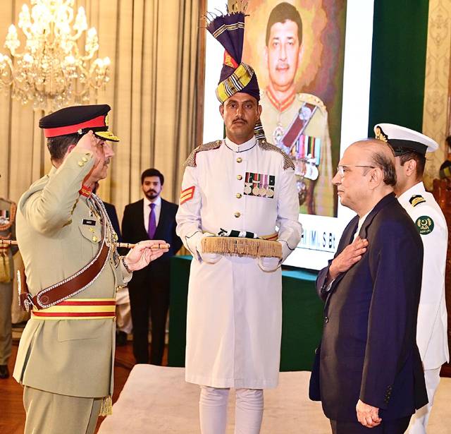 President confers Nishan-e-Imtiaz (Military) upon General Syed Aamer Raza HI (M), S Bt