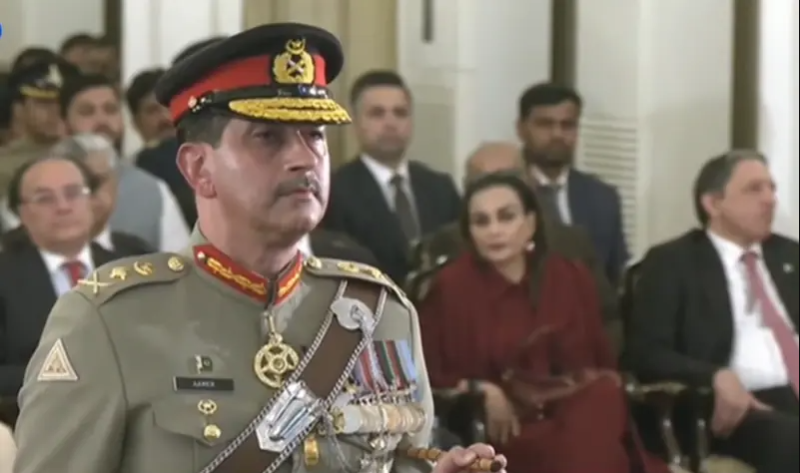 President Zardari confers Nishan-e-Imtiaz on NSC Commander Gen Raza
