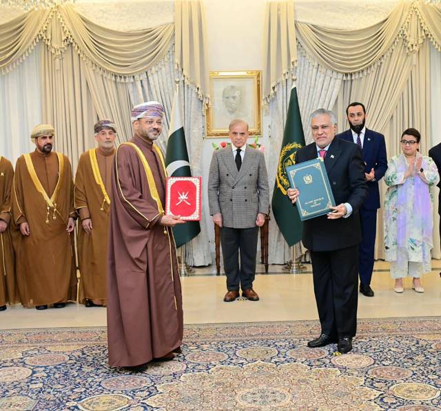 Pakistan, Oman exchange six agreements, MoUs